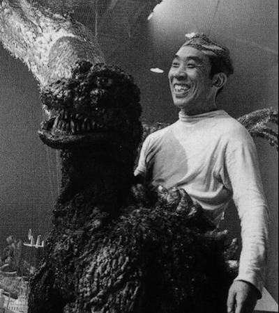 Haruo Nakajima ao lado da fantasia de Godzilla